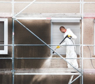 Master Nettoyage Experts en nettoyage de toitures, façades et sols extérieurs.​